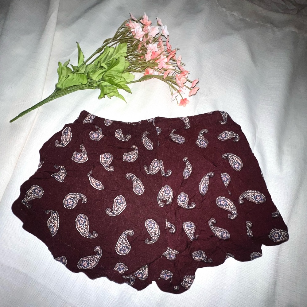 TILLY’S MAROON PAISLEY FLOWY SHORT